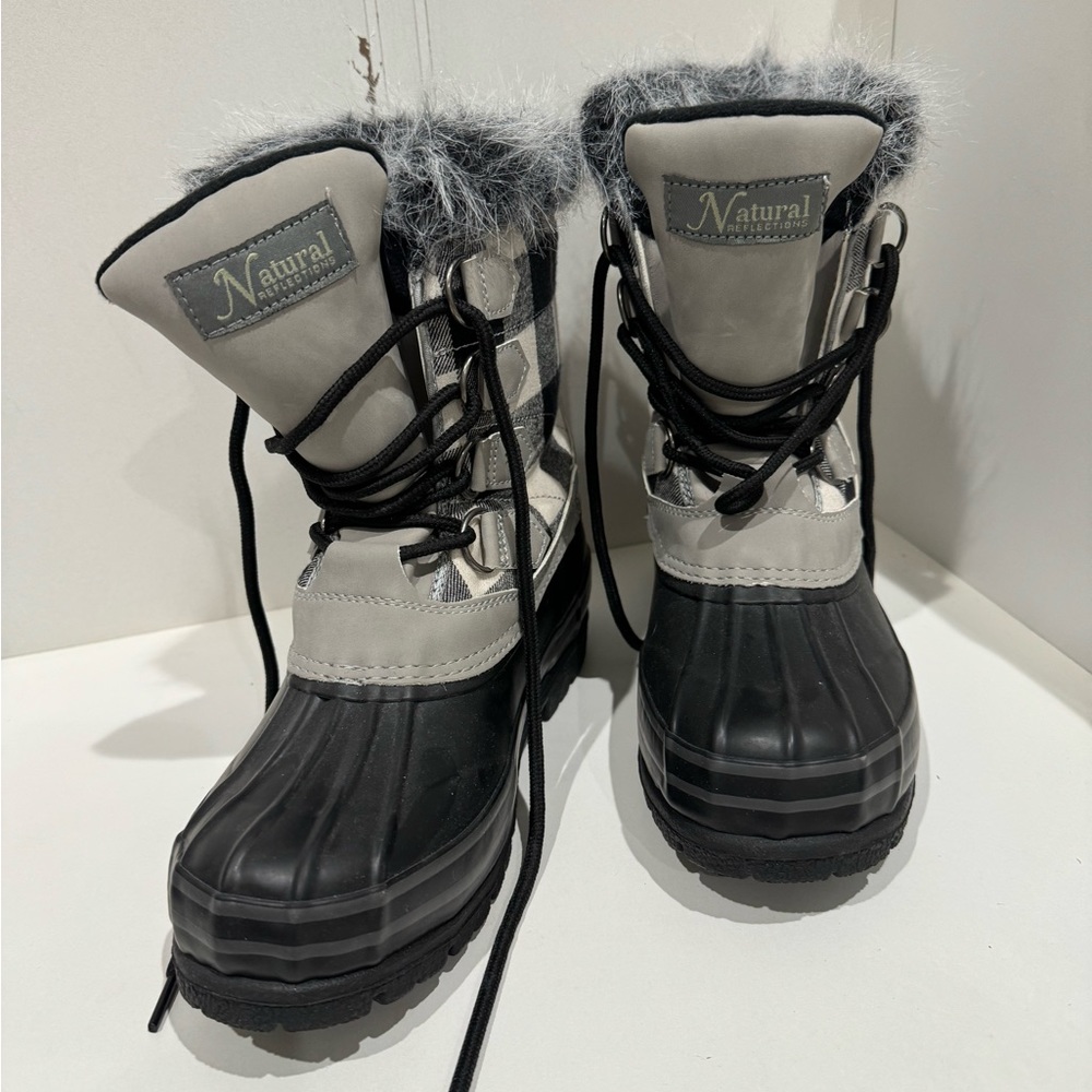 Natural women’s winter/rain boot.